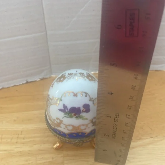 Vintage hinged porcelain egg trinket box. About 4 in Gold and blue - Picture 7 of 7